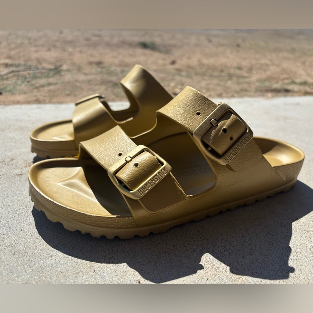 BRAND NEW Never worn

Metallic Gold Birkenstock